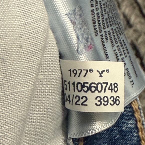 American Eagle Jeans Womens Sz 4 Strigid Mom Jean Distressed Thrashed Y2K Casual - Picture 9 of 9